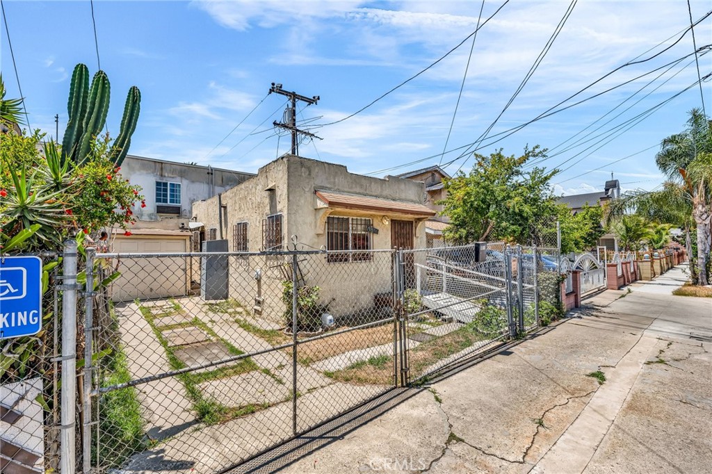 1819 Cerritos Avenue