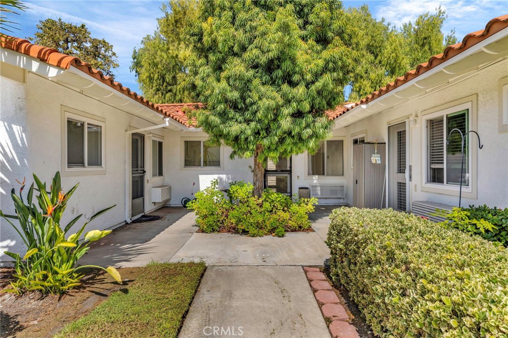 2197 Via Mariposa E B