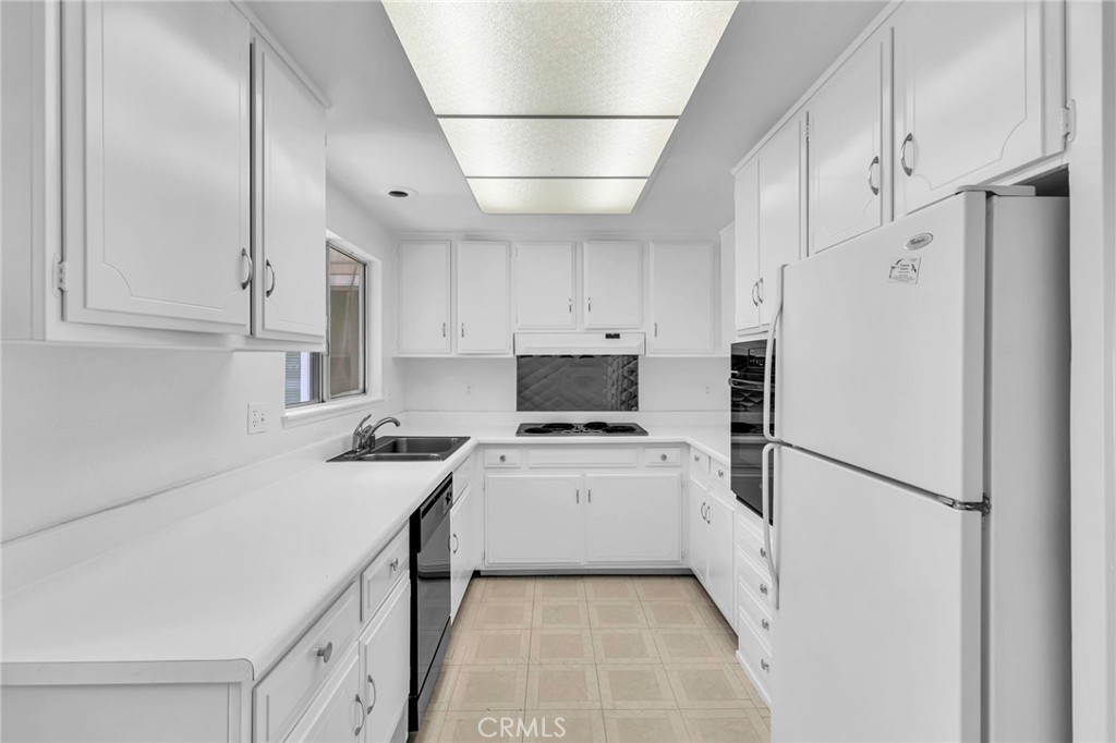 2197 Via Mariposa E B