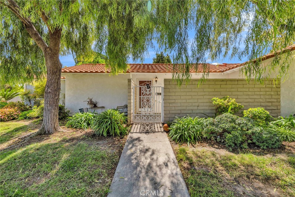 2197 Via Mariposa E B