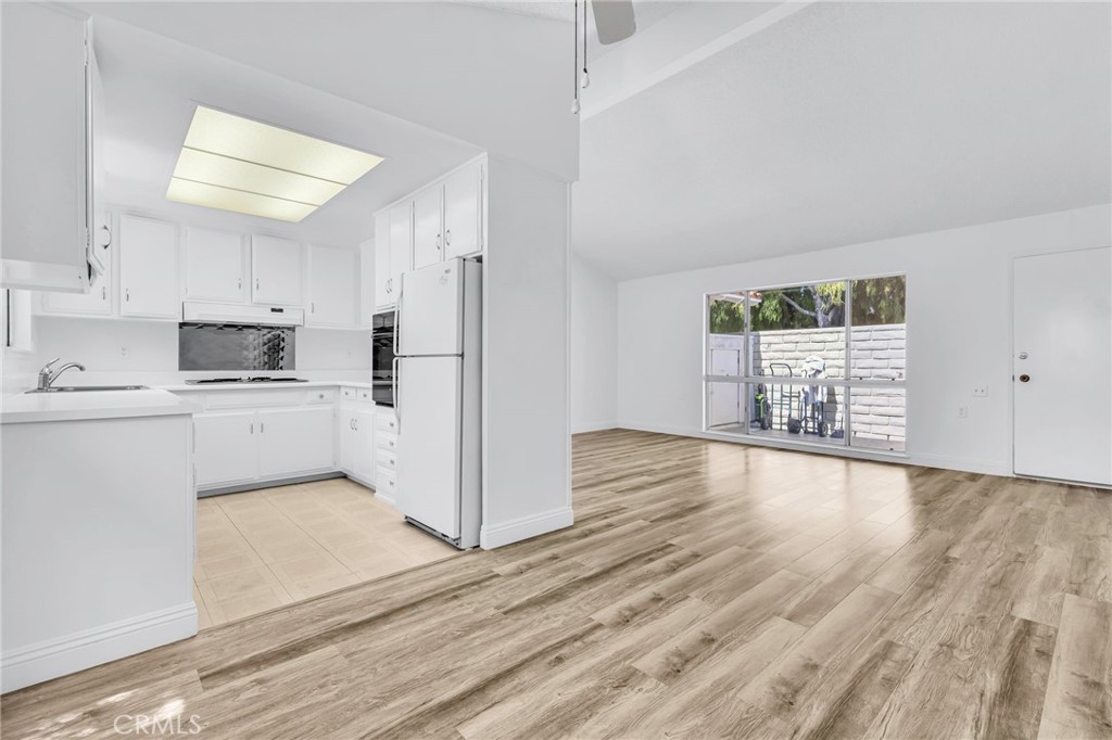 2197 Via Mariposa E B