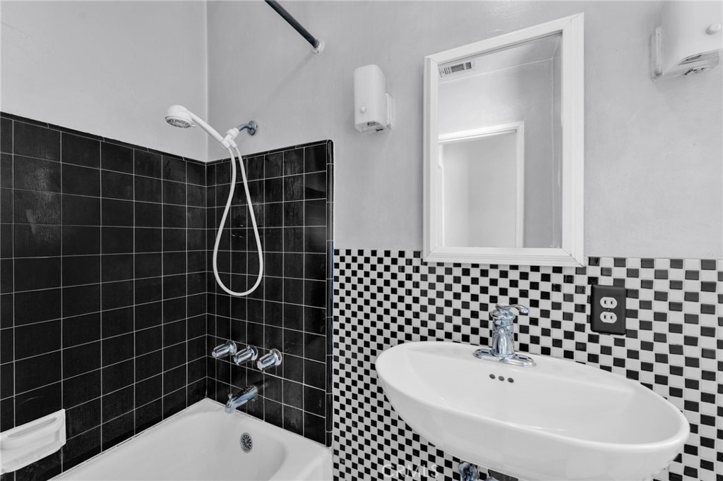 10654 Amapolas Street