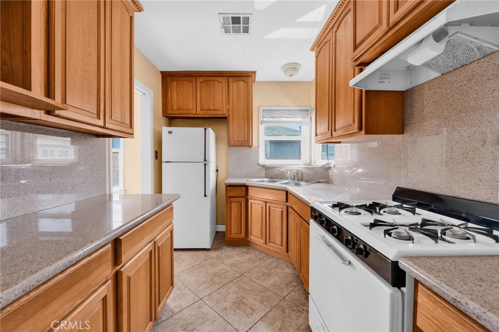 10654 Amapolas Street