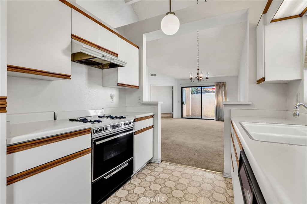320 N Montebello