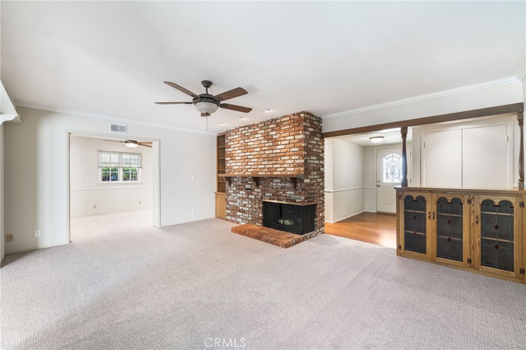 2215 E Quincy