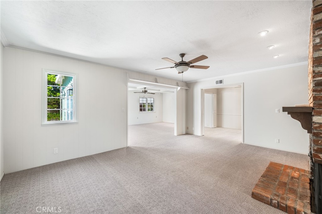 2215 E Quincy