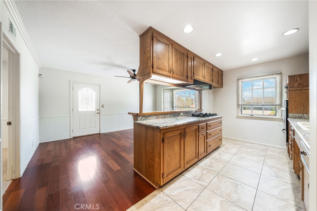 2215 E Quincy