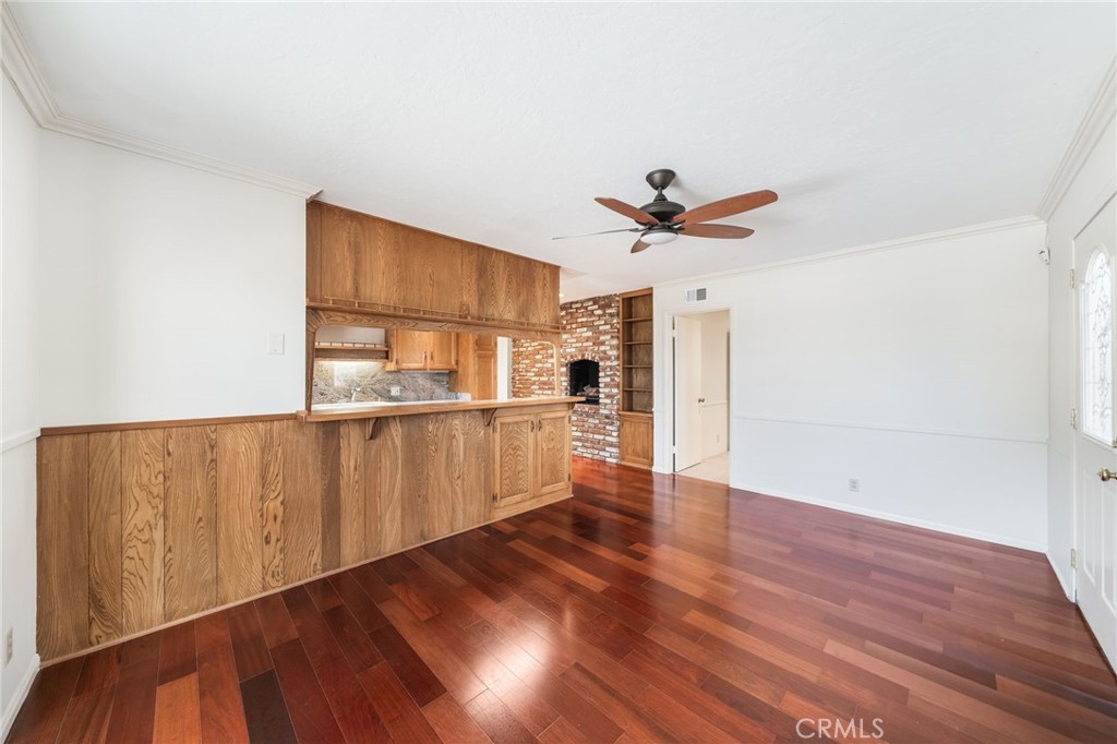 2215 E Quincy