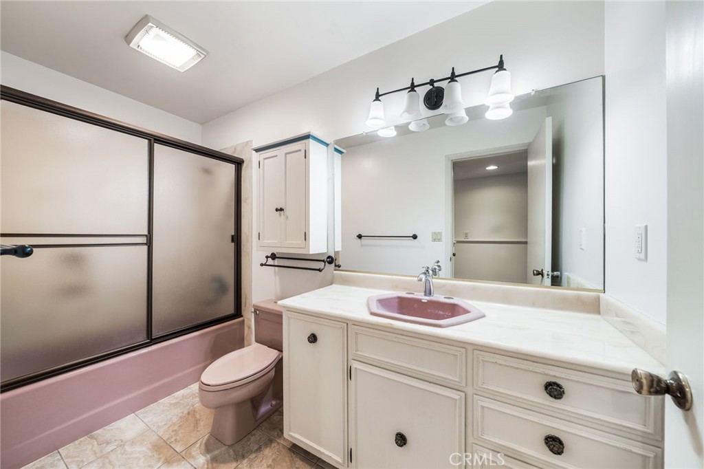 2215 E Quincy