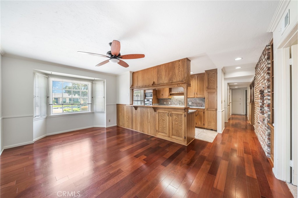2215 E Quincy