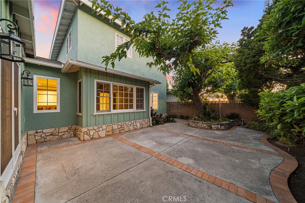 2215 E Quincy