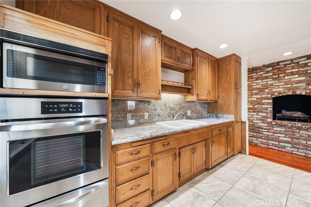 2215 E Quincy