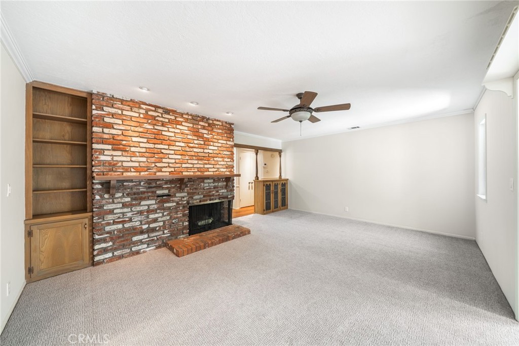 2215 E Quincy