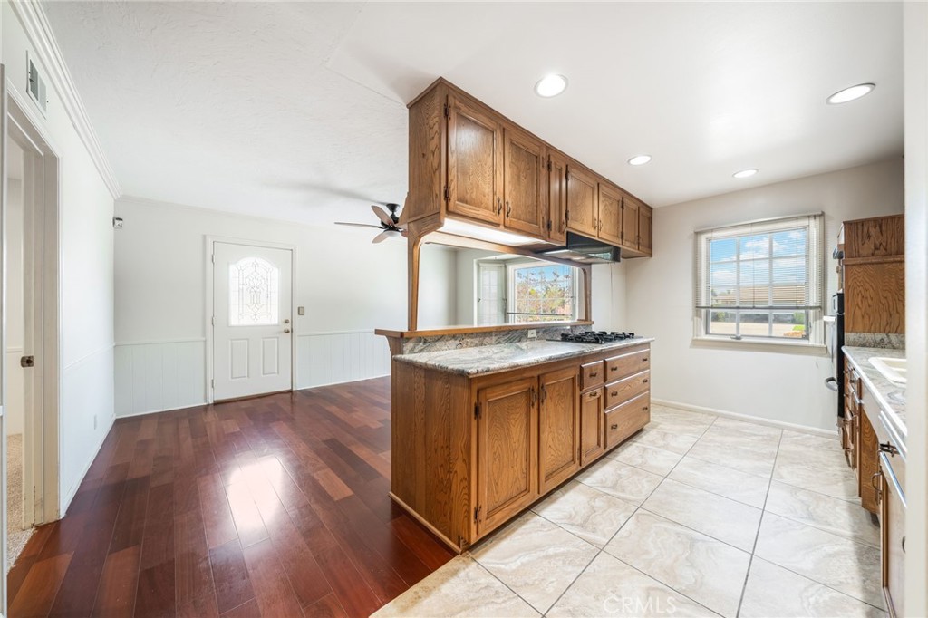 2215 E Quincy