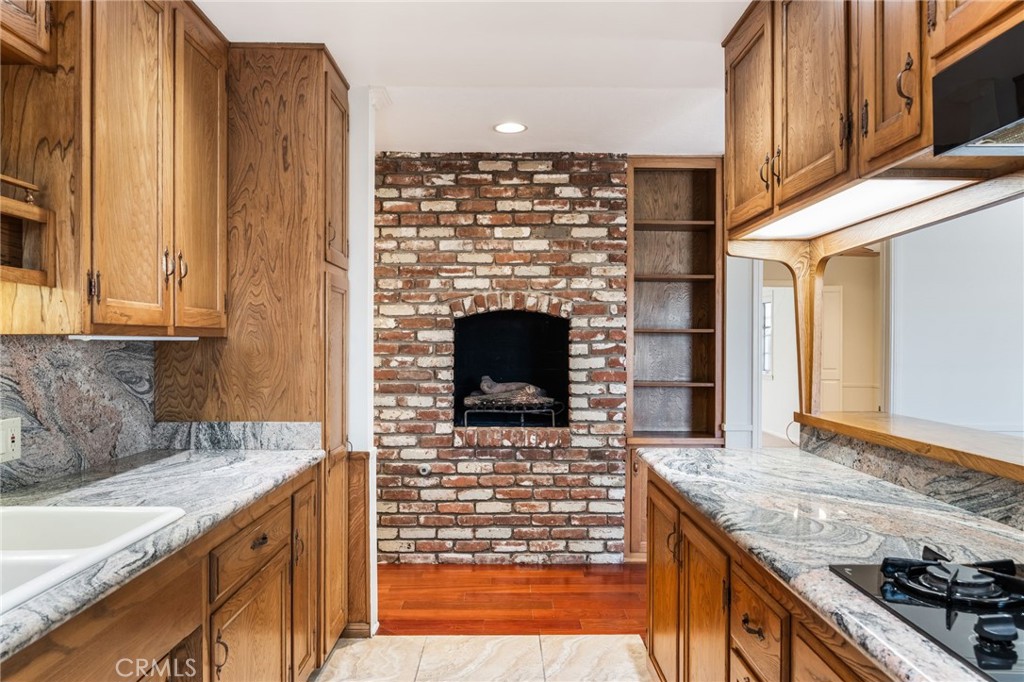 2215 E Quincy