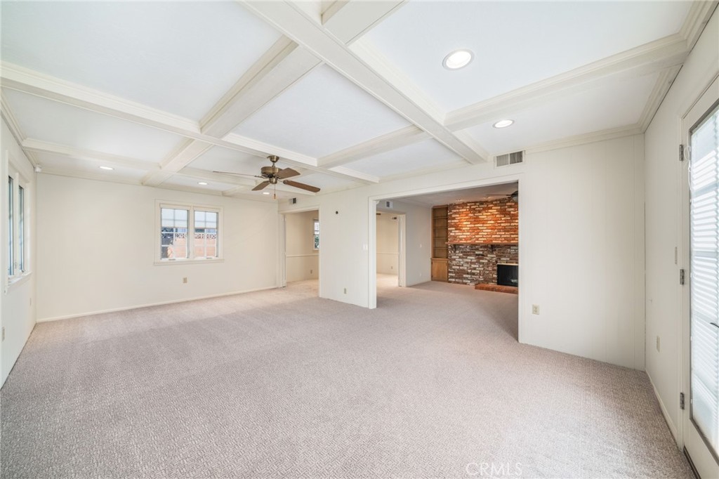 2215 E Quincy