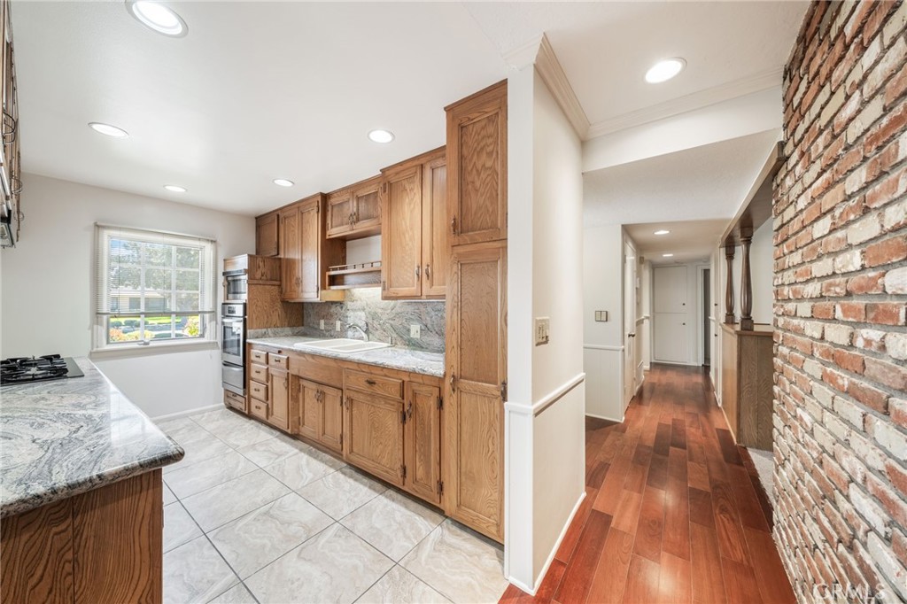 2215 E Quincy