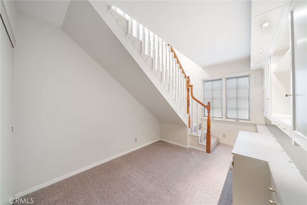 2215 E Quincy