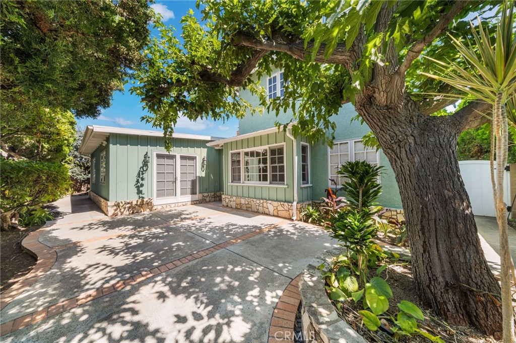 2215 E Quincy