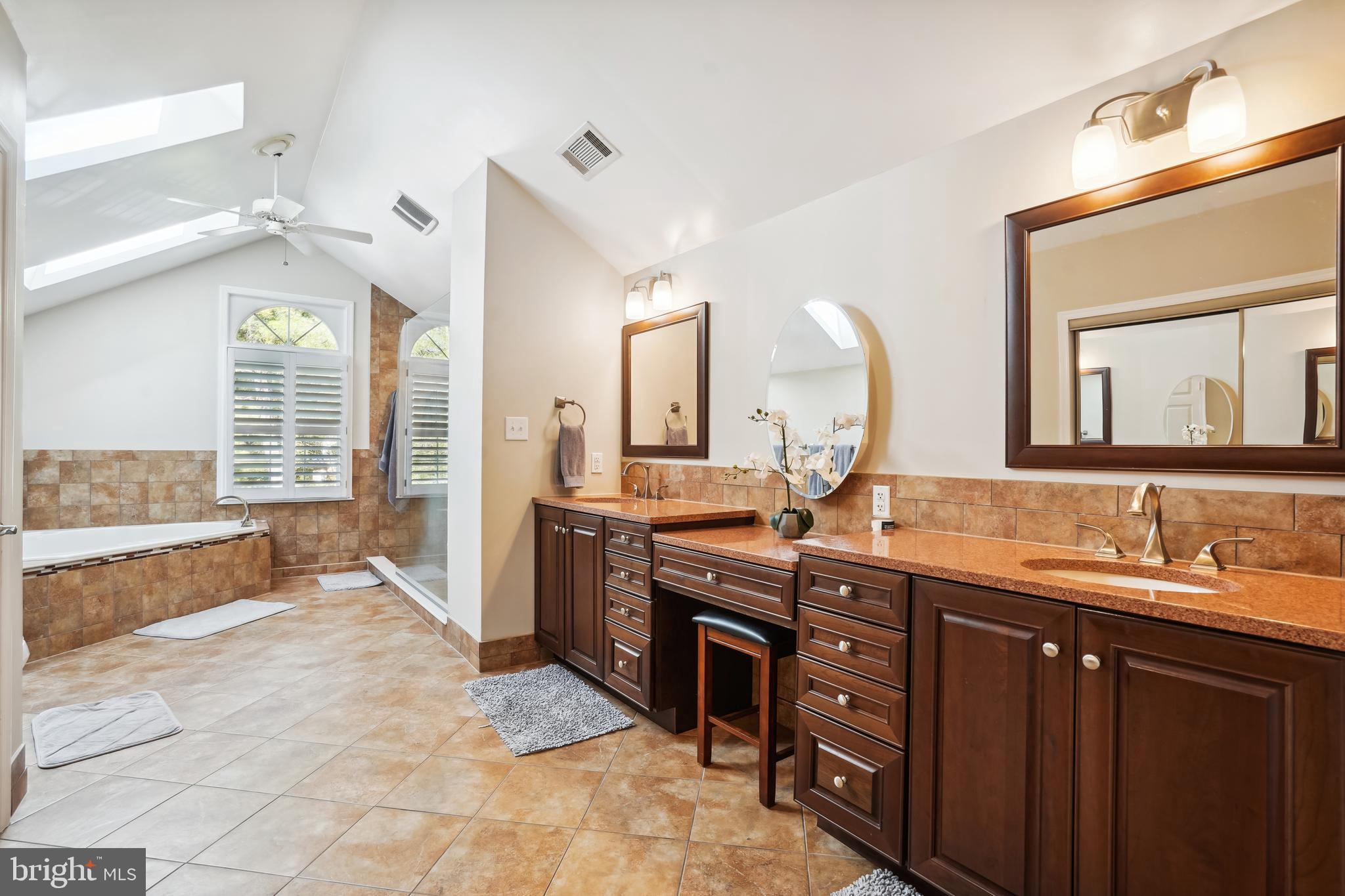 10889 Woodleaf Ln