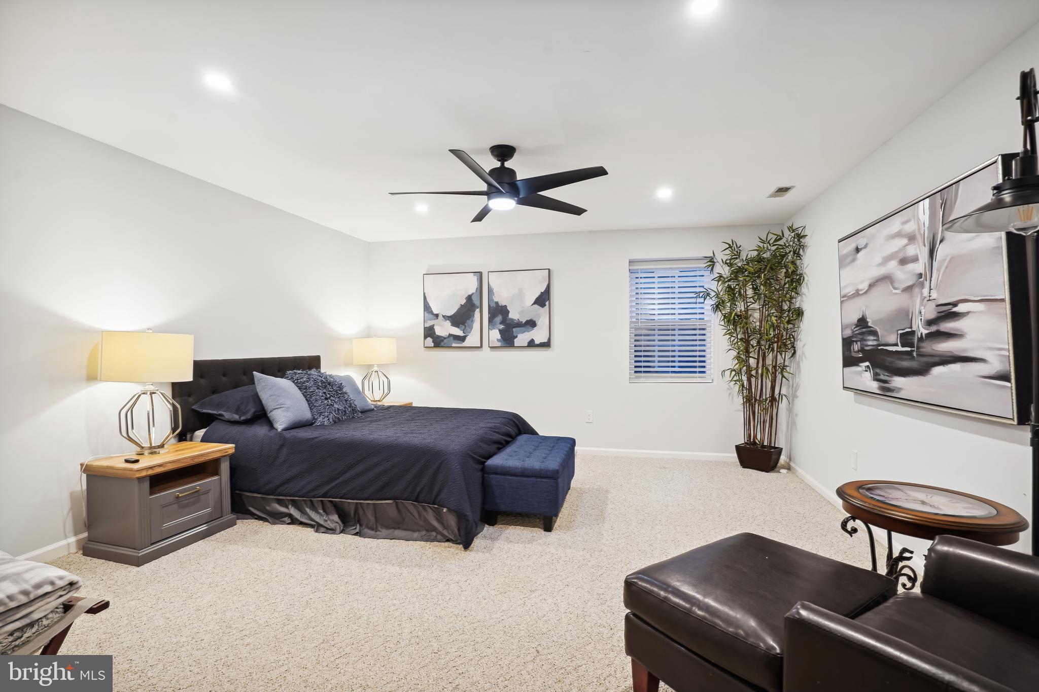 10889 Woodleaf Ln