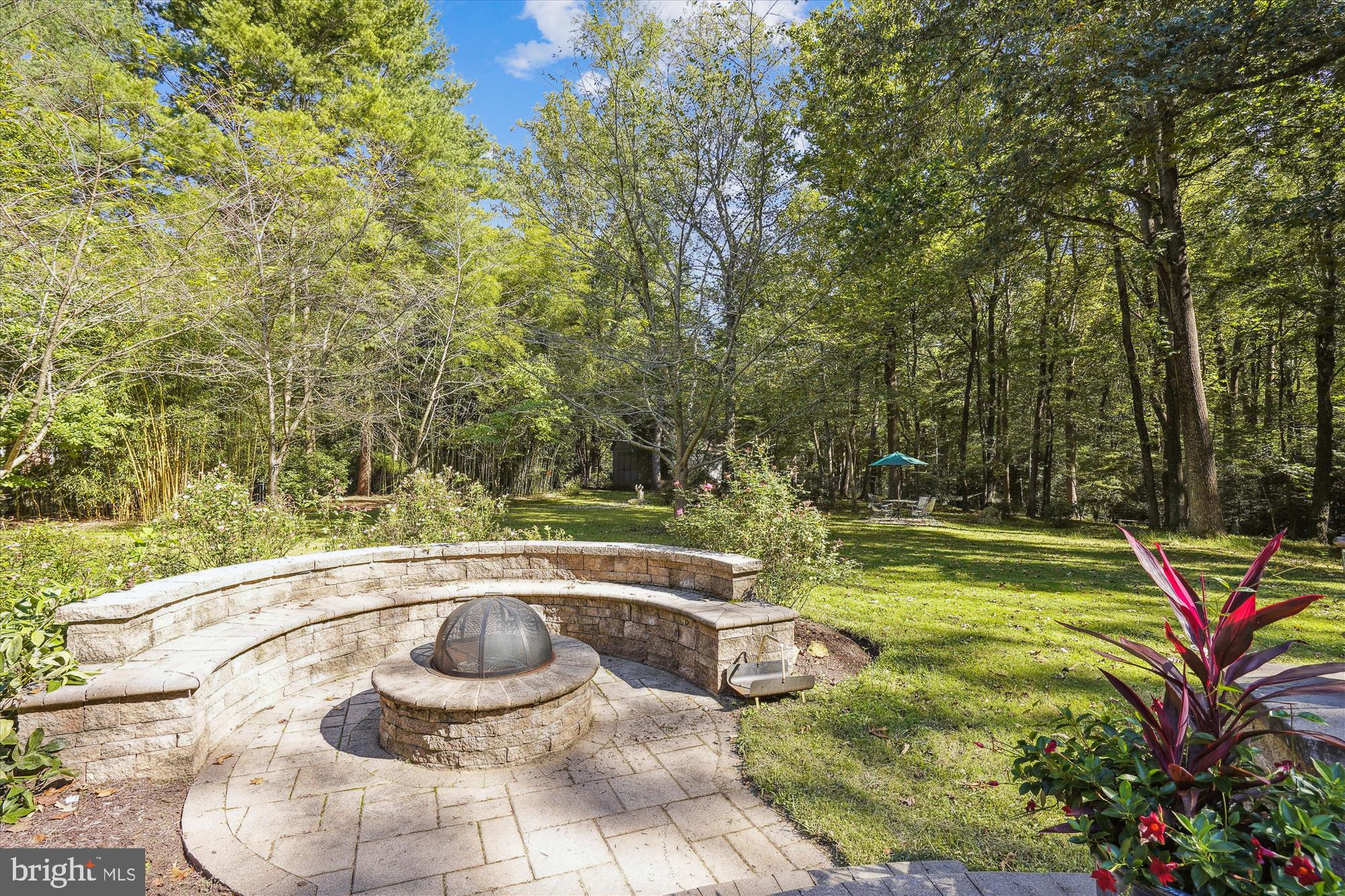 10889 Woodleaf Ln
