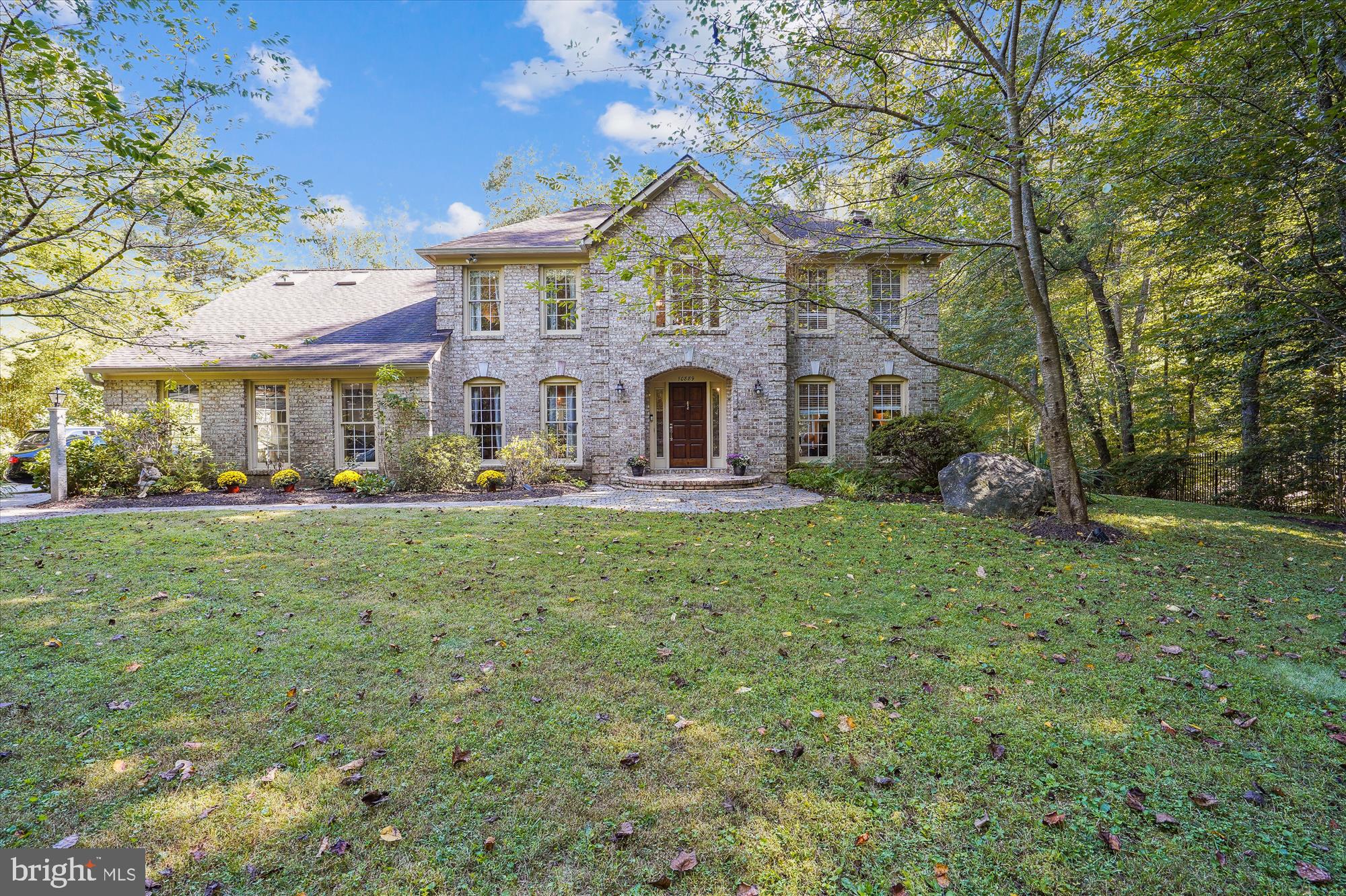10889 Woodleaf Ln