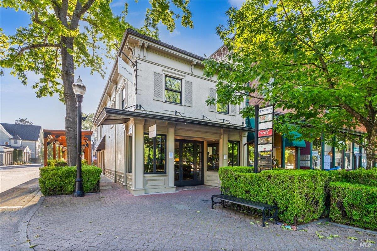  Downtown Healdsburg on the Plaza 