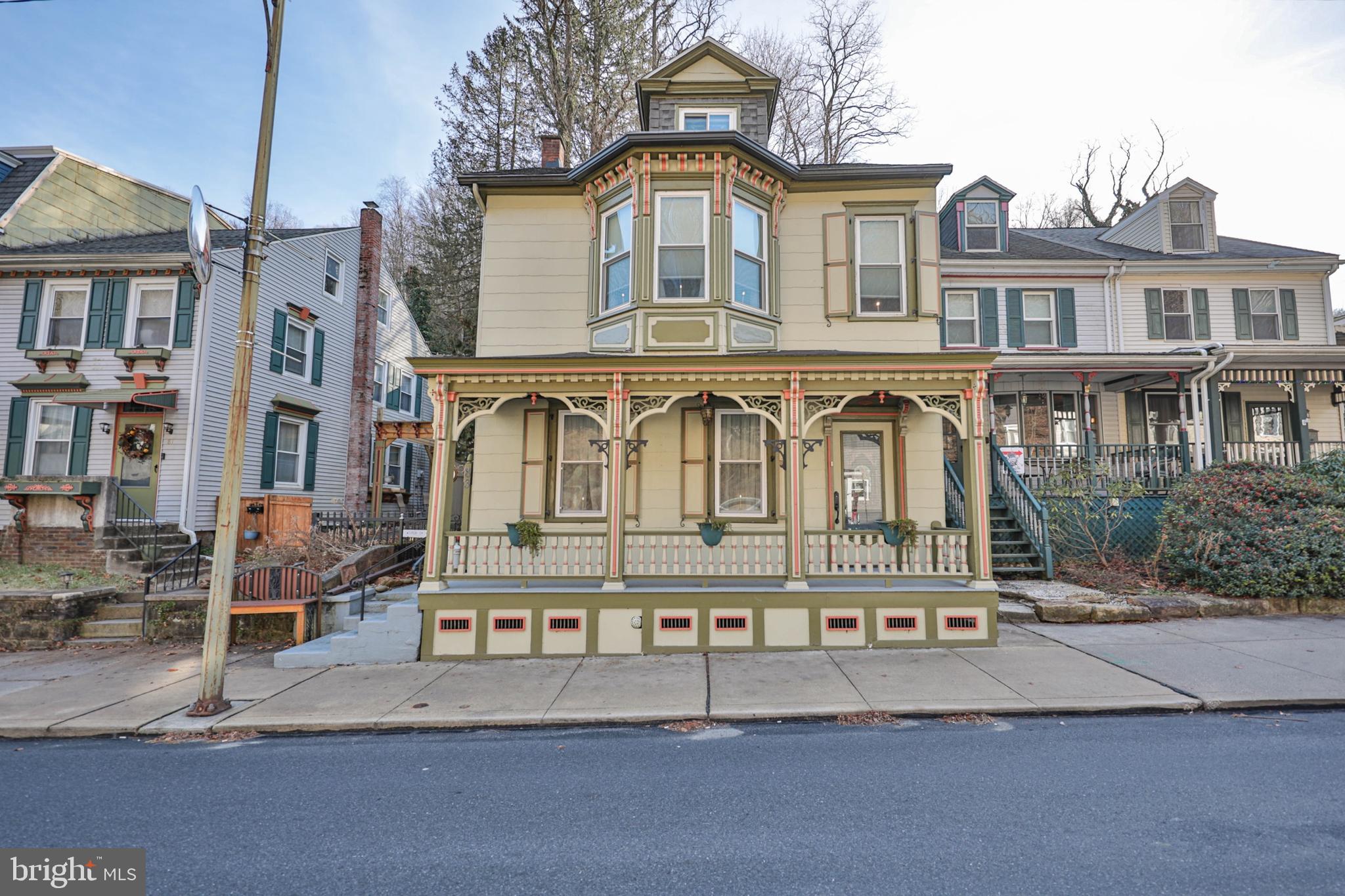 83 W Broadway