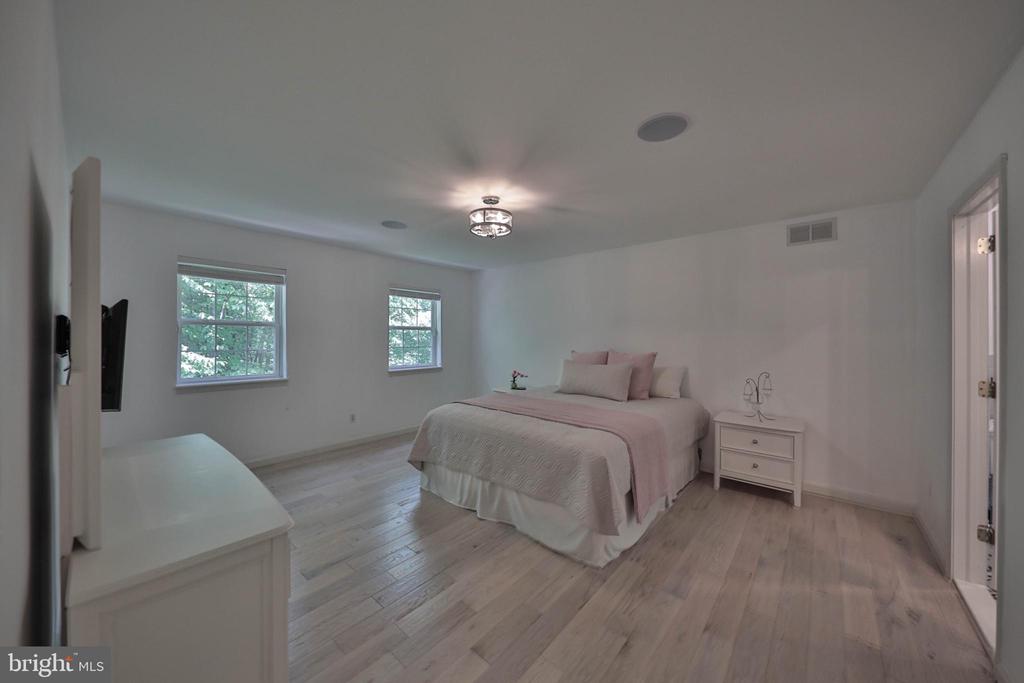 180 Whispering Woods Dr