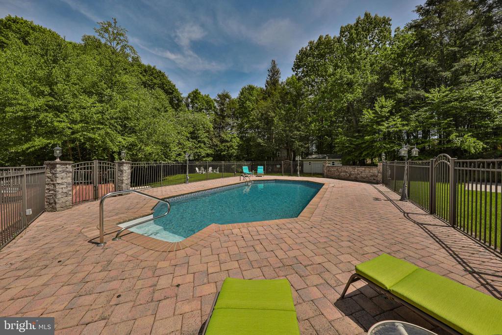 180 Whispering Woods Dr