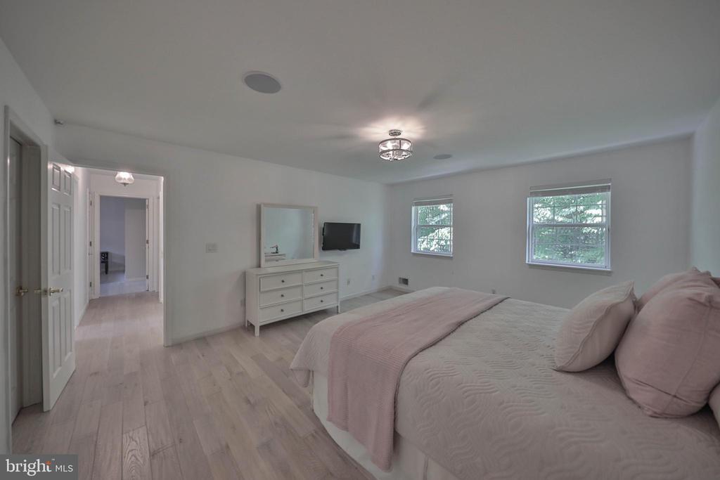 180 Whispering Woods Dr