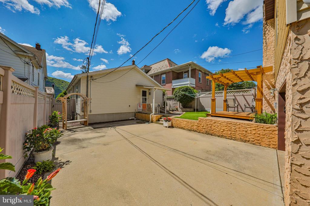 273 Columbia Ave