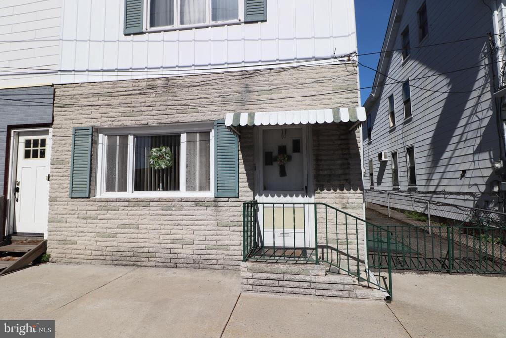 17 CENTER STREET
