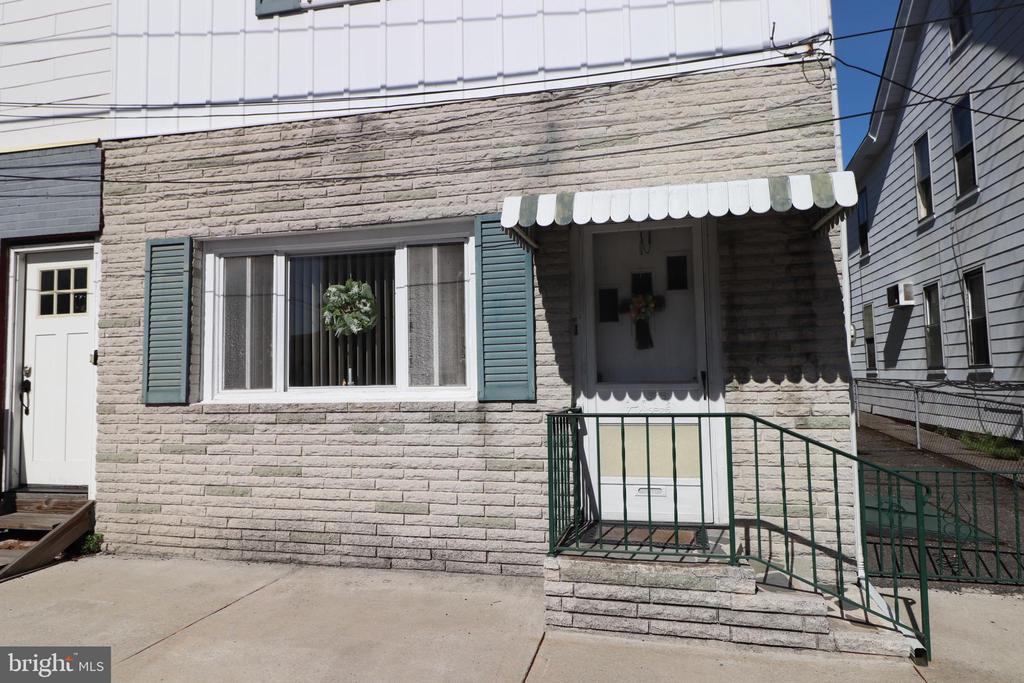 17 CENTER STREET