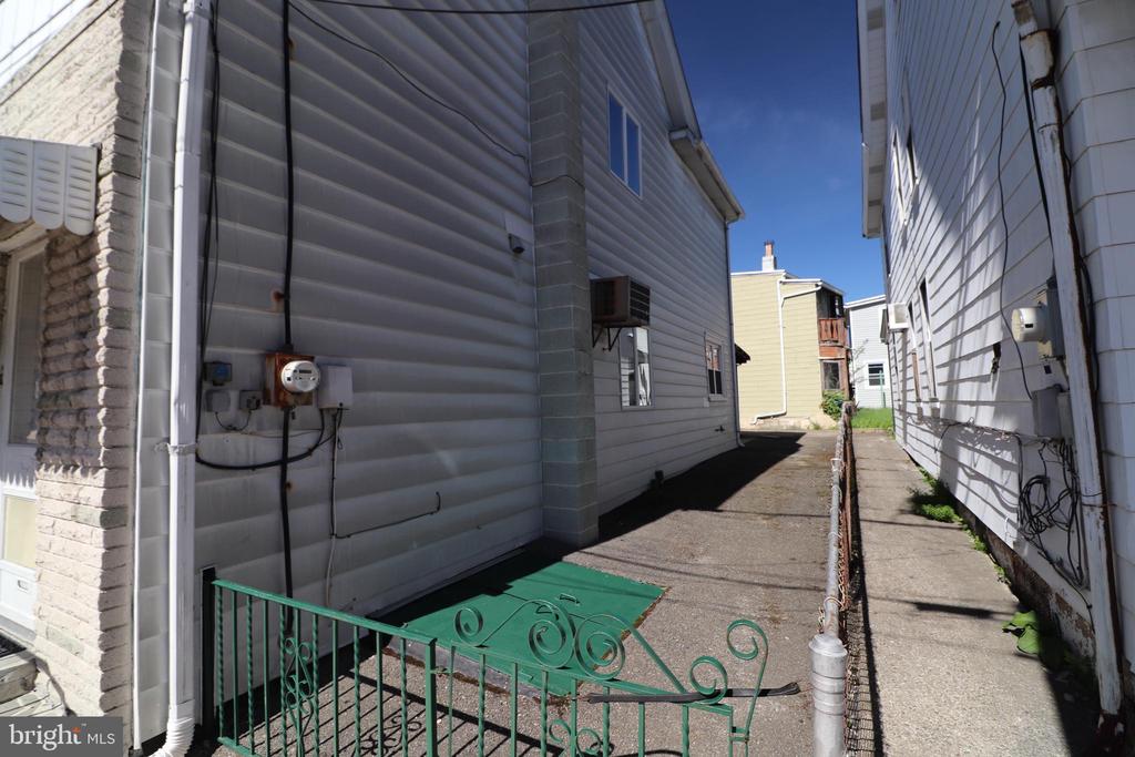 17 CENTER STREET