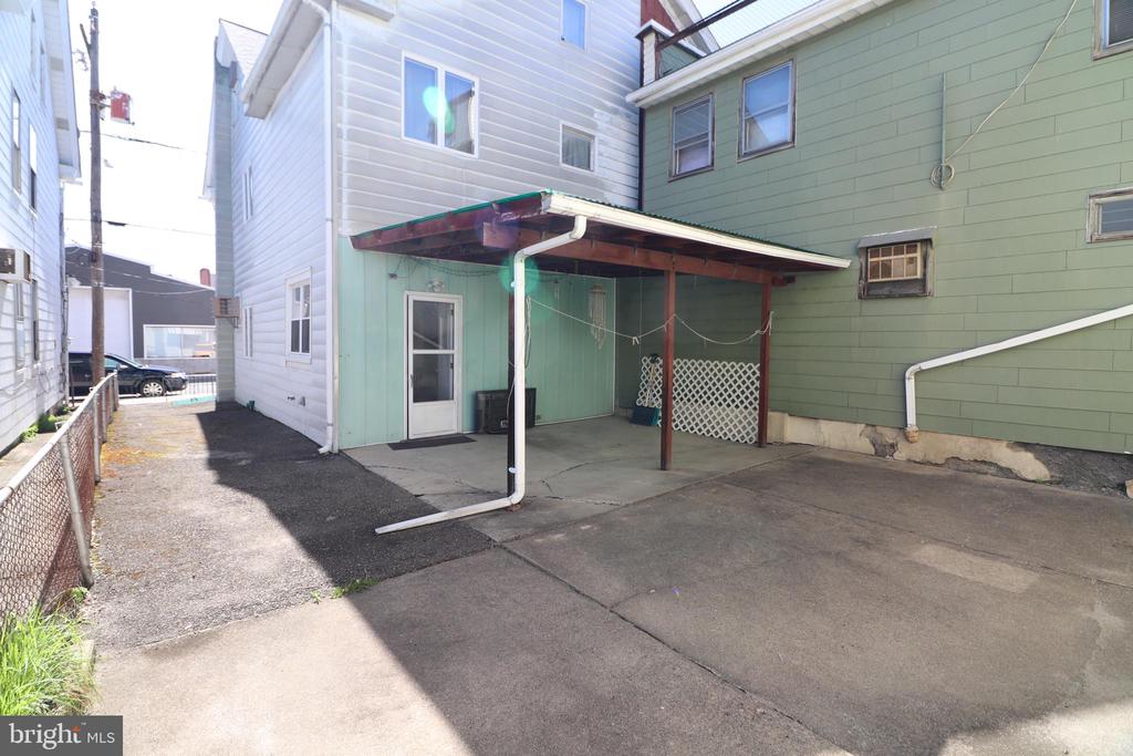 17 CENTER STREET