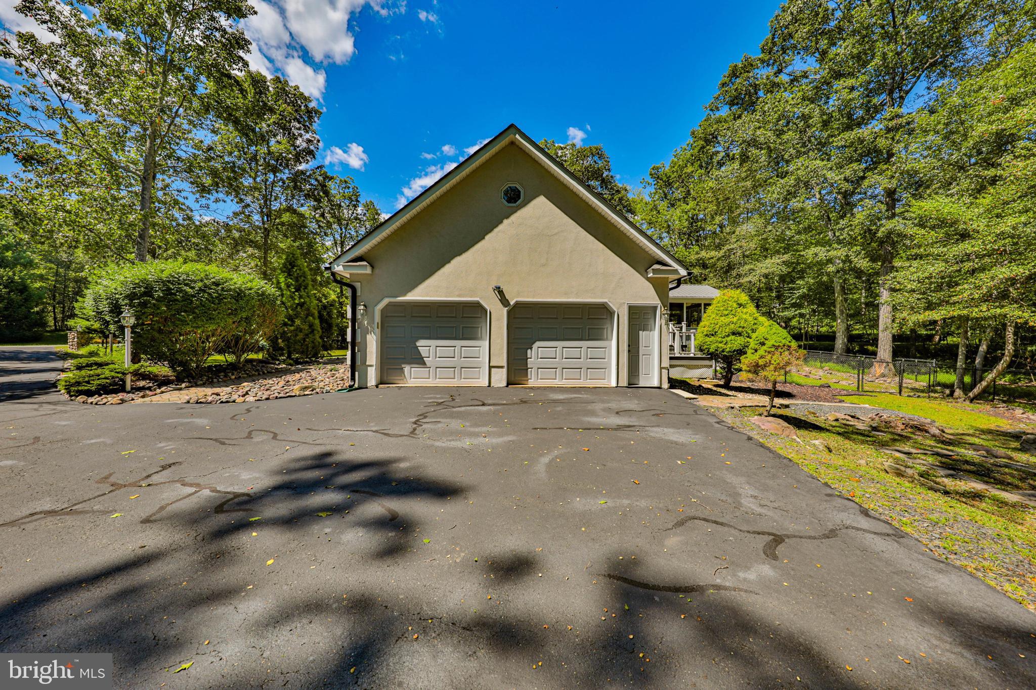 114 HOLLOW DRIVE