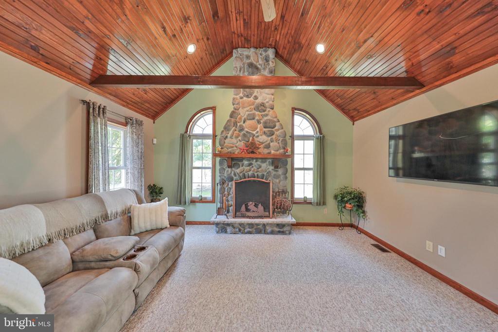 114 HOLLOW DRIVE