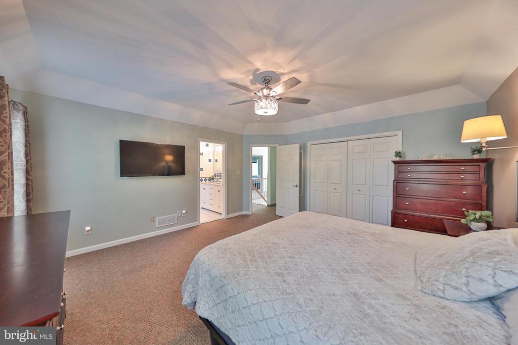 114 HOLLOW DRIVE