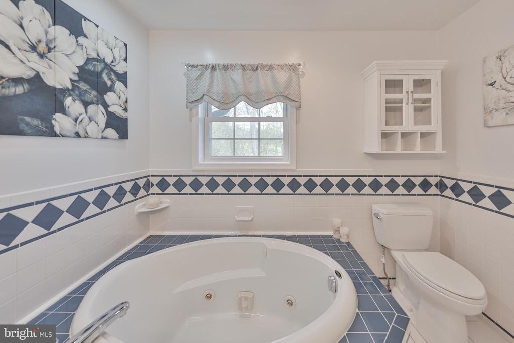 114 HOLLOW DRIVE