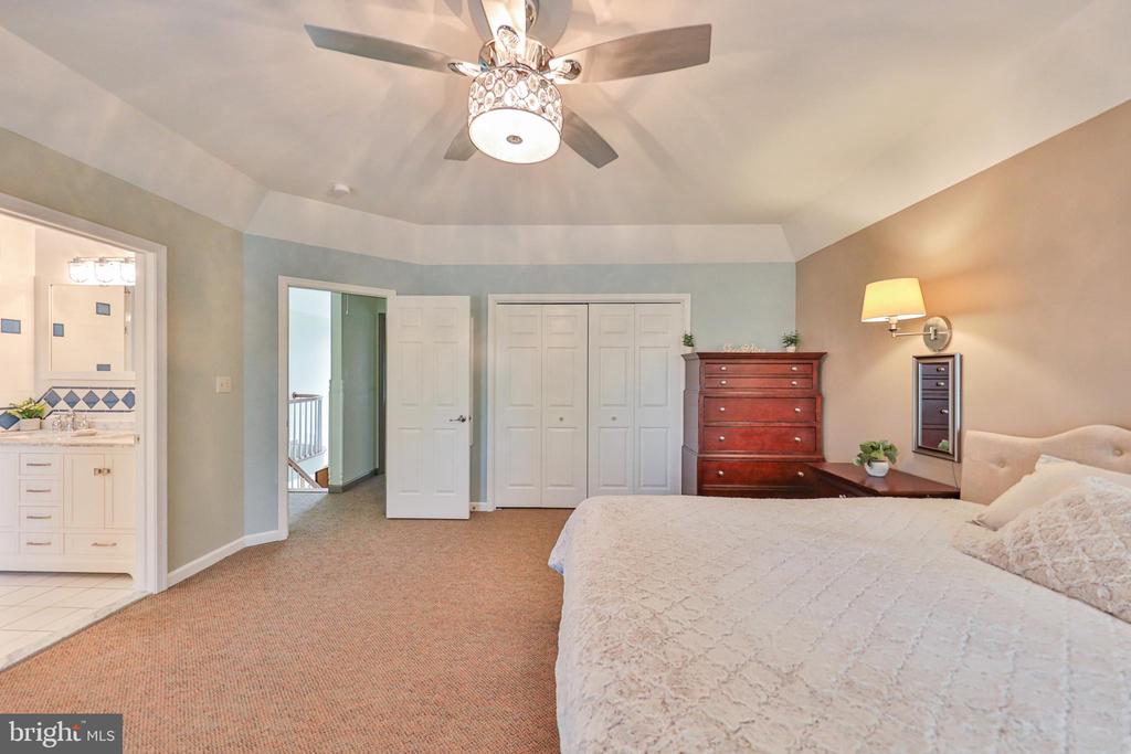 114 HOLLOW DRIVE