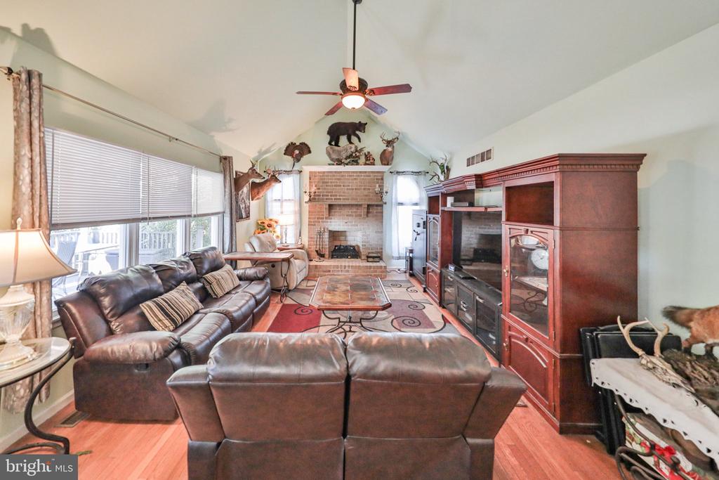 4132 CREST DRIVE