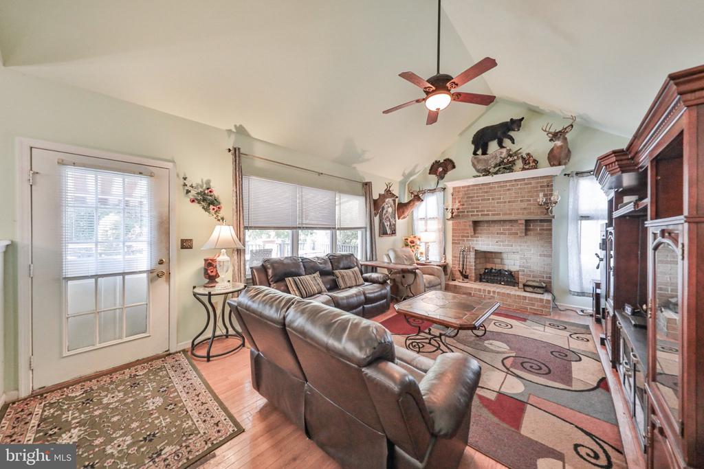 4132 CREST DRIVE