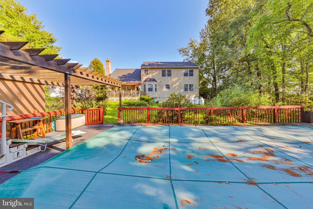 4132 CREST DRIVE