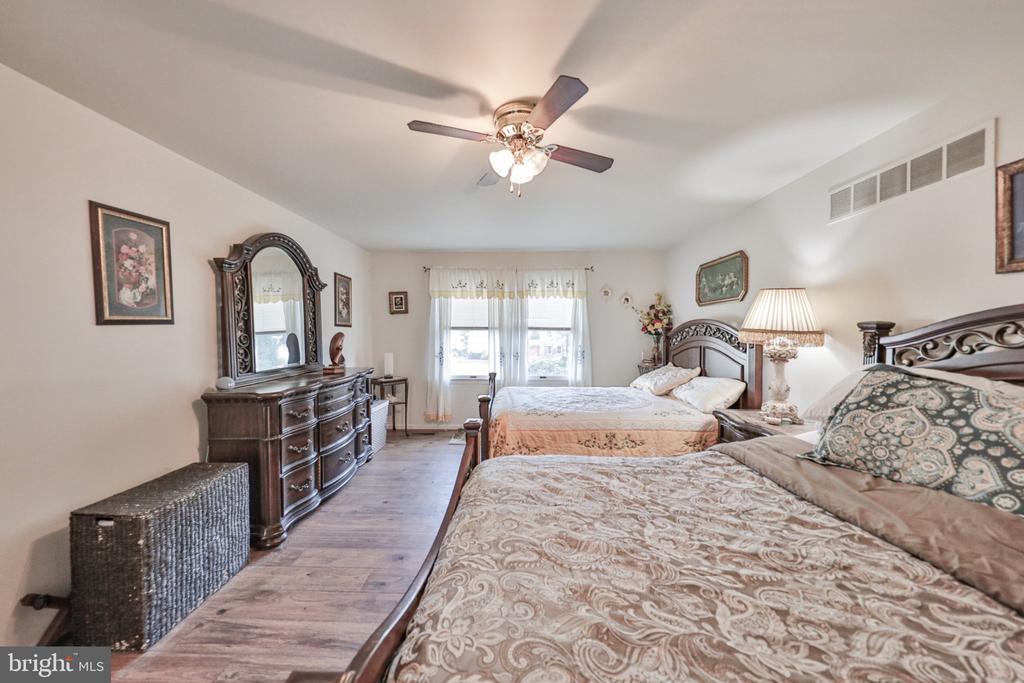 4132 CREST DRIVE