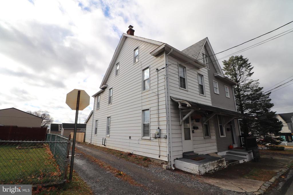 17 E 3rd St