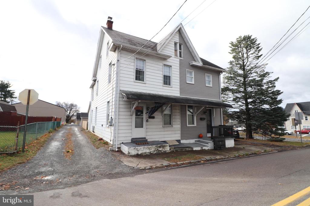 17 E 3rd St