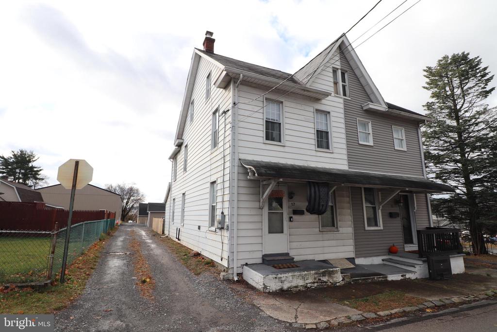 17 E 3rd St