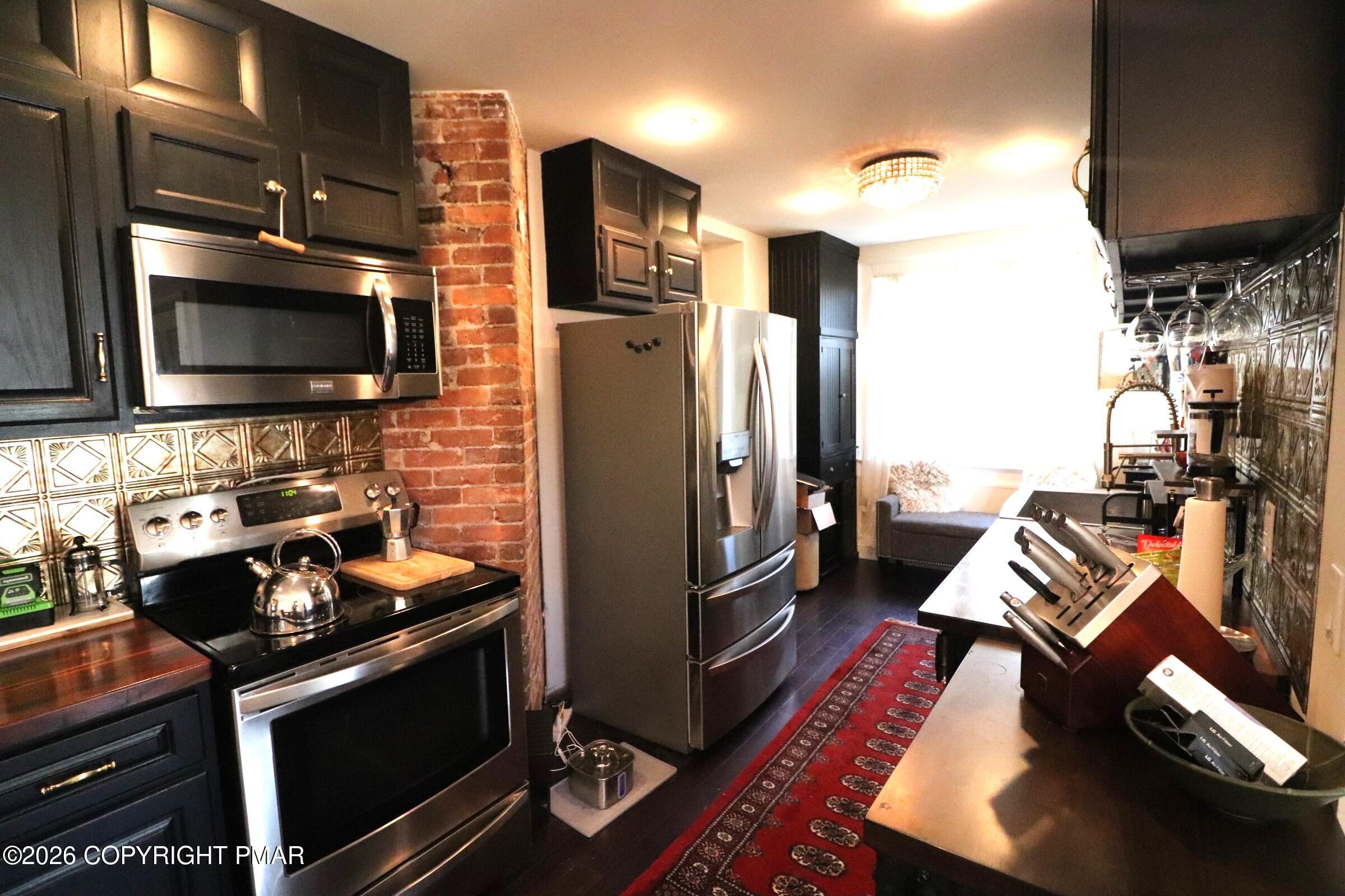 211 Lafayette Avenue